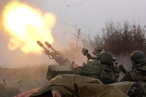 Ryska soldater avfyrar skott för att skjuta ned en ukrainsk drönare på okänd ort. Bild distribuerad av försvarsdepartementet i Moskva i fredags. Foto: Rysslands försvarsdepartement via AP/TT