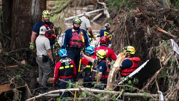 Brandmän från Mexiko deltar i sökinsatsen i Texas. Foto: Eli Hartman/AP/TT