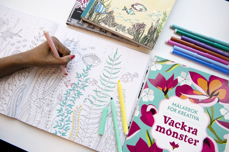 Målarböcker för vuxna är ett exempel på en ”vuxenleksak” som på förväntas bli årets julklapp. Arkivbild. Foto: Jessica Gow/TT