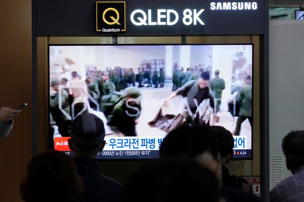 Sydkoreanska nyheter visade under måndagen bilder på soldater som tros vara nordkoreanska som står i kö för att ta emot ryska förnödenheter. Ahn Young-joon/AP/TT