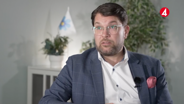 Jimmie Åkesson (SD) kommenterar Sverigelöftet och den uppmärksammade kramen med Simona Mohamsson i TV4:s ”Frågan”. Foto: Skärmavbild/TV4