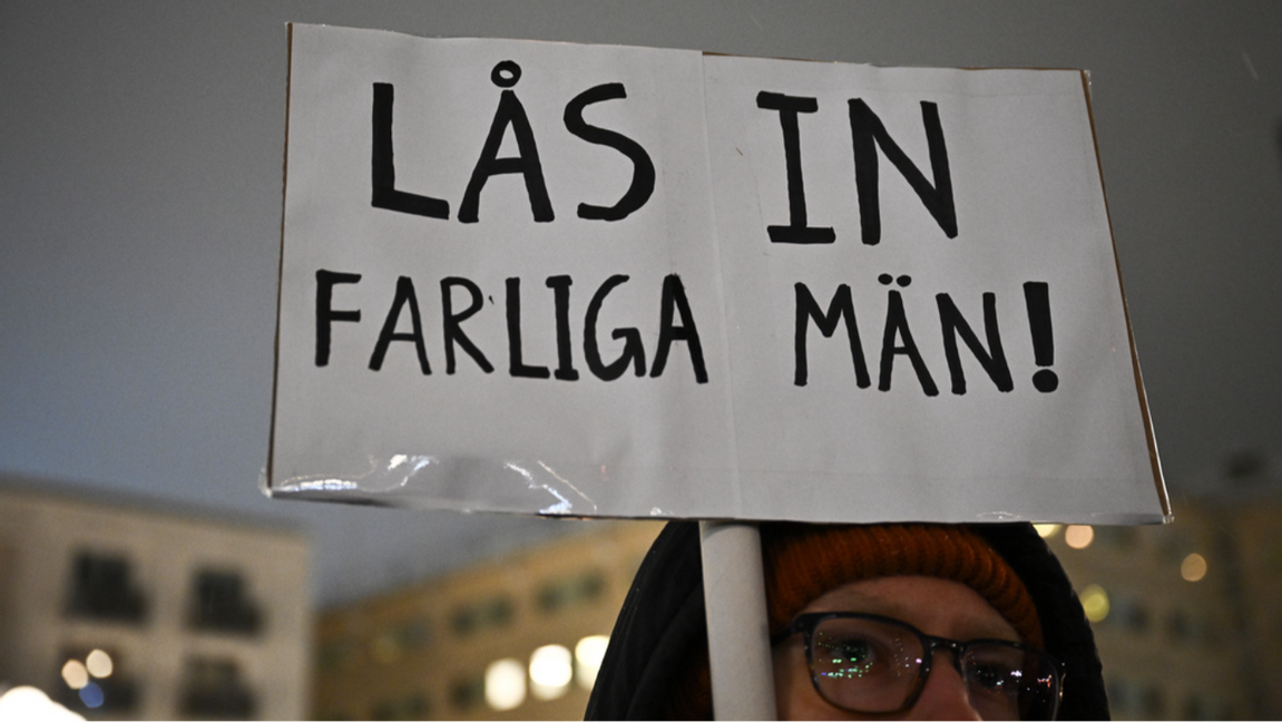 Absolut – men glöm inte att också låsa in farliga kvinnor, och farliga män som identifierar sig som kvinnor. Foto: Fredrik Sandberg/TT