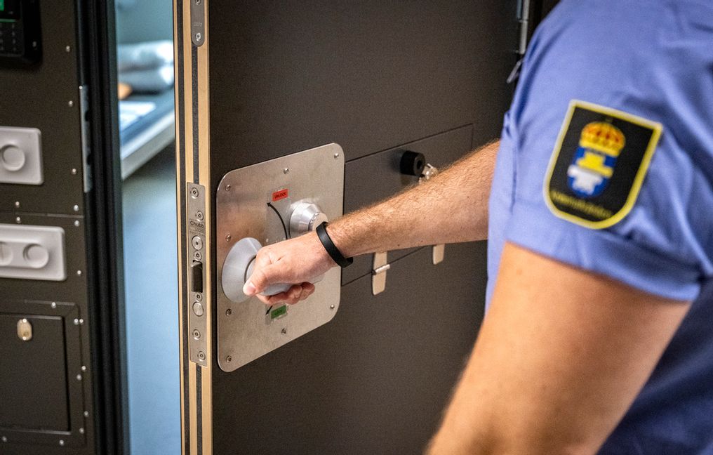 Kriminalvårdare vid en häktescell. Arkivbild. Johan Nilsson/TT