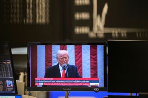 Donald Trumps tullar har sänkt världens börser. Foto: Michael Probst AP/TT