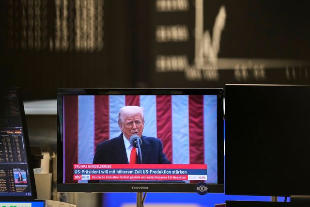 Donald Trumps tullar har sänkt världens börser. Foto: Michael Probst AP/TT