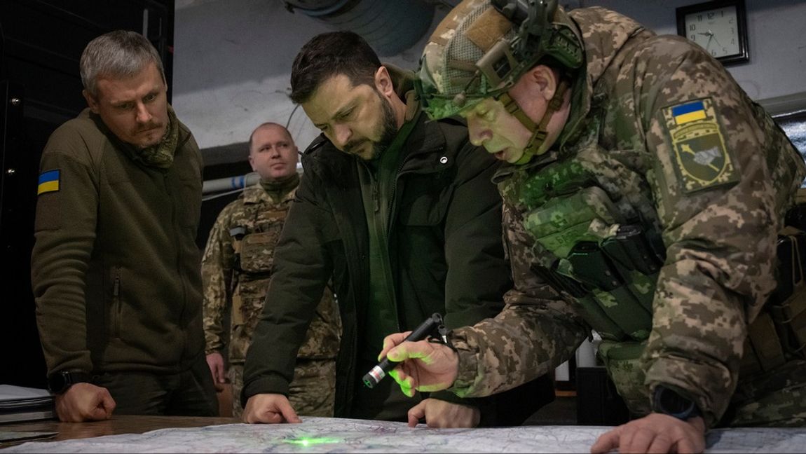 Ukrainas arméchef, general Oleksandr Syrskyj (höger), här i samspråk med president Volodymyr Zelenskyj. Arkivbild. Foto: EFREM LUKATSKY/AP/TT