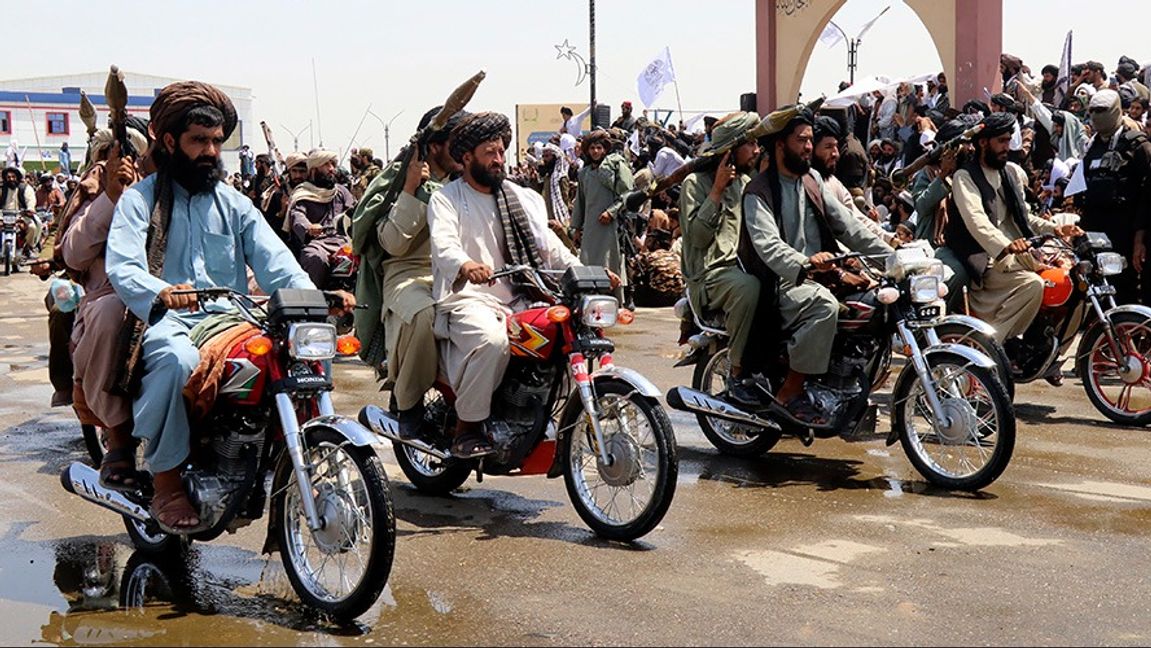 Talibankrigare firar treårsjubileet av de USA-ledda truppernas tillbakadragande från Afghanistan. Arkivbild. Foto: Abdul Khaliq/AP/TT