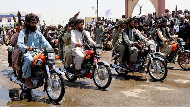 Talibankrigare firar treårsjubileet av de USA-ledda truppernas tillbakadragande från Afghanistan. Arkivbild. Foto: Abdul Khaliq/AP/TT