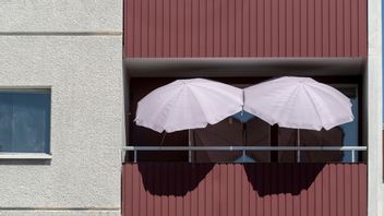 Ett barn i tioårsåldern föll tio meter från en balkong i Alvesta, men landade på en markis eller parasoll. Skadeläget för barnet ska vara stabilt. Foto: Pär Fredin/TT