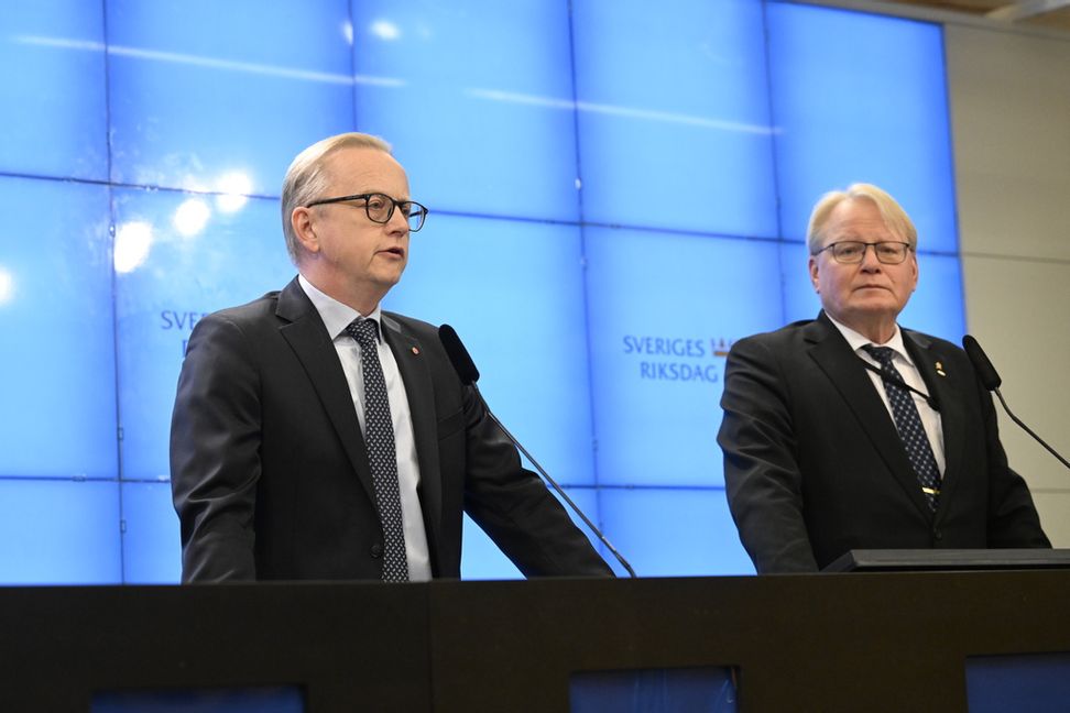 Fredrik Olovsson (S), näringspolitisk talesperson och Peter Hultqvist (S), försvarspolitisk talesperson, under en pressträff om försvarsindustrin. Foto: Fredrik Sandberg/TT