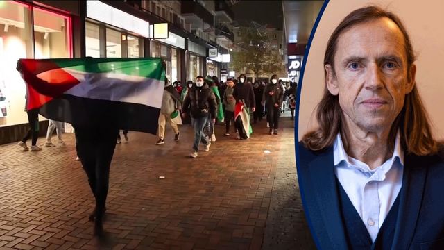 Propalestinier, många av dem maskerade, på väg mot Ajax fotbollsstadion i Amsterdam på torsdagskvällen. Foto: AP/TT