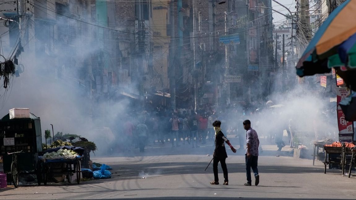 Såväl textilarbetarnas som allmänna politiska protester har tidvis blivit våldsamma i Bangladesh. Här har polisen satt in tårgas mot klädarbetare i utkanten av Dhaka i förra veckan. Foto: MAHMUD HOSSAIN OPU/AP/TT