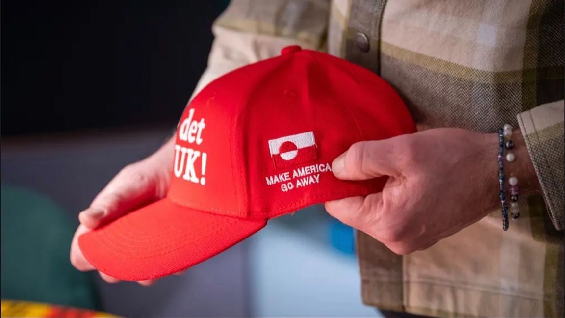 Keps med texten ”Nu det Nuuk! Make America go away” såldes snabbt slut i Köpenhamn Foto: Johan Nilsson/TT