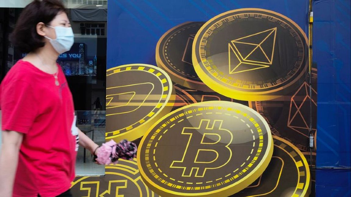 Arkivbild.  Efter rykten om att Amazon kan komma att acceptera betalningar med kryptovalutan tog bitcoin ett rejält skutt uppåt. Foto: Vincent Yu/AP/TT