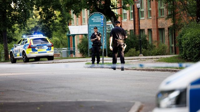 Polis på plats vid Mellringeskolan på väster i Örebro, där en man sköts ihjäl på onsdagskvällen. Enligt polisen har flera personer setts lämna platsen, några på moped. Foto: Pavel Koubek / TT