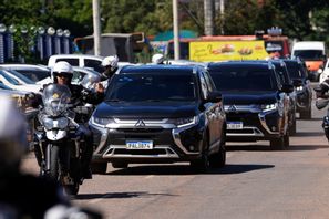 En konvoj eskorterad av motorcykelpoliser för Brasiliens fängslade expresident Jair Bolsonaro till sjukhus för en operation i huvudstaden Brasília.  Eraldo Peres/AP/TT