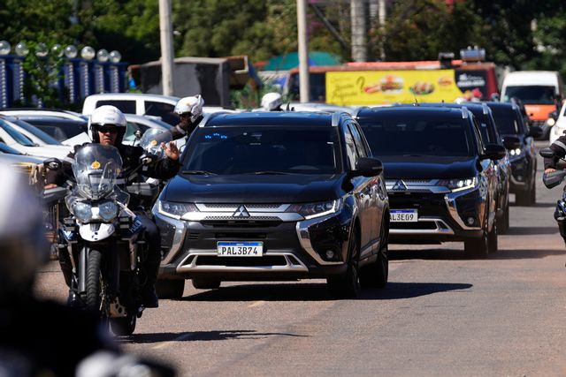 En konvoj eskorterad av motorcykelpoliser för Brasiliens fängslade expresident Jair Bolsonaro till sjukhus för en operation i huvudstaden Brasília.  Eraldo Peres/AP/TT