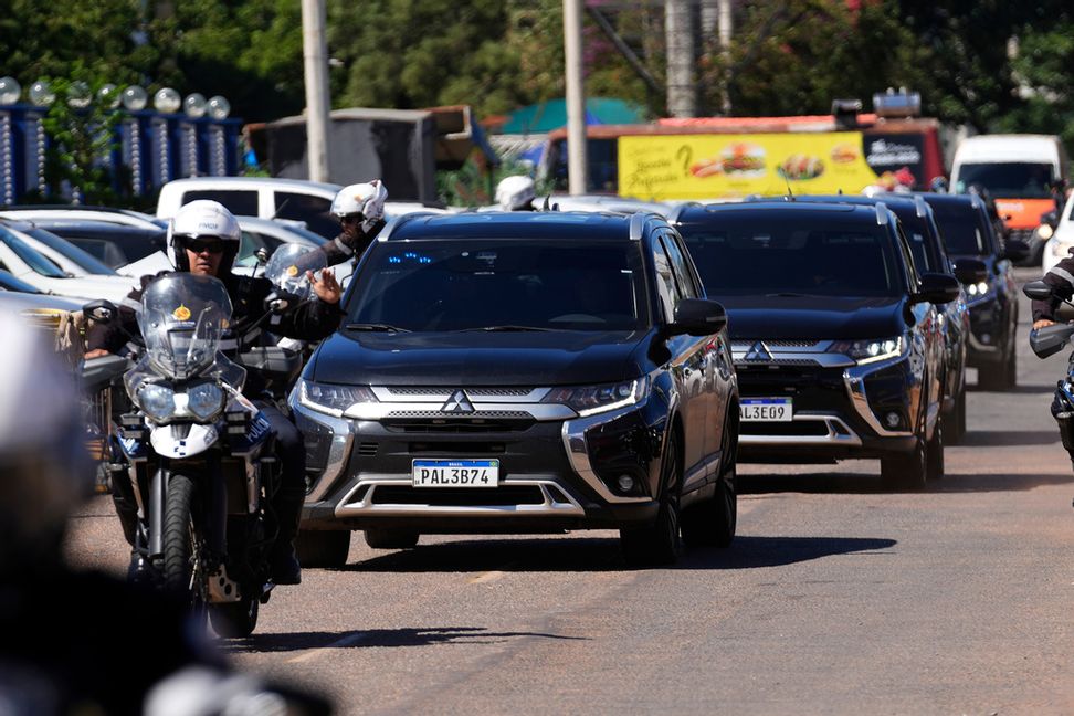 En konvoj eskorterad av motorcykelpoliser för Brasiliens fängslade expresident Jair Bolsonaro till sjukhus för en operation i huvudstaden Brasília. Eraldo Peres/AP/TT