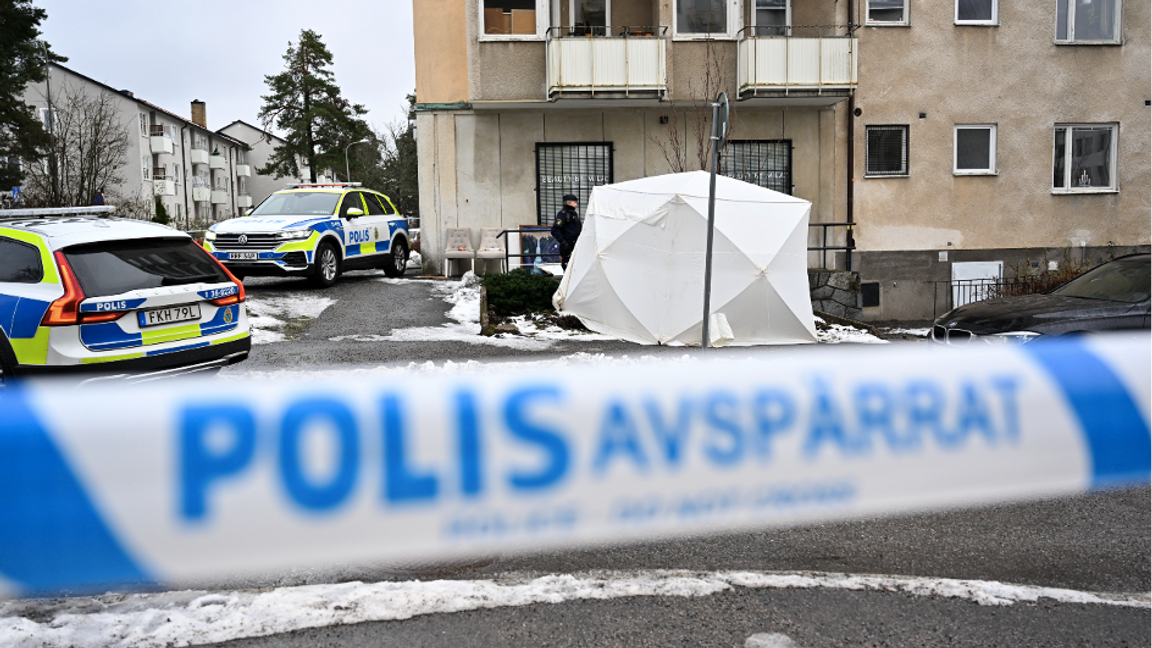 Polis vid platsen där en död person hittades i Bagarmossen i södra Stockholm under lördagsförmiddagen. Foto: Henrik Montgomery/TT