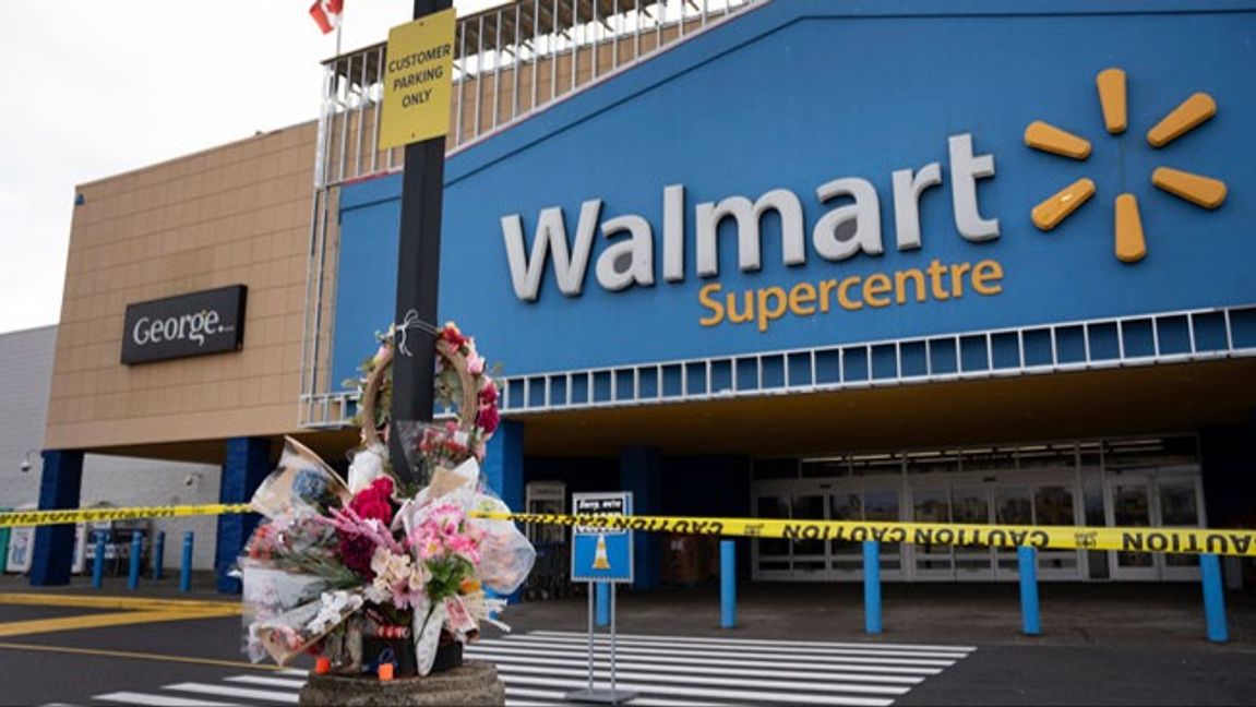 Sörjande har lagt blommor utanför Walmart i Halifax för att hedra den avlidna 19-åringen. Foto: Darren Calabrese/AP/TT.