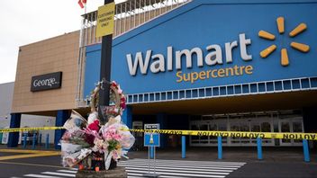 Sörjande har lagt blommor utanför Walmart i Halifax för att hedra den avlidna 19-åringen. Foto: Darren Calabrese/AP/TT.