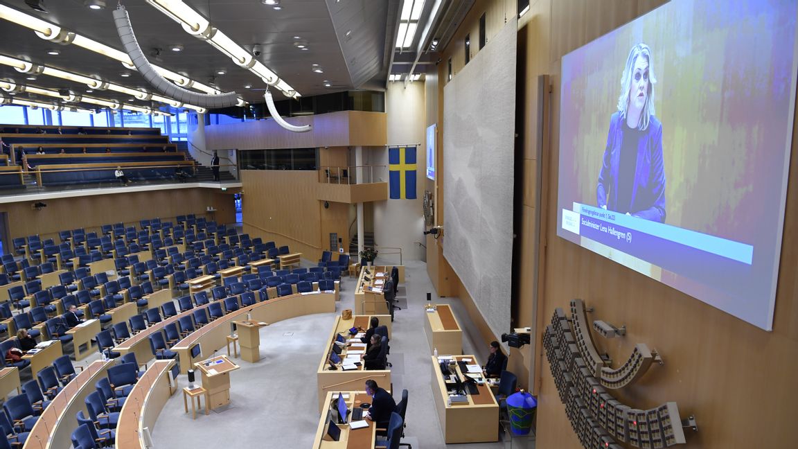 Socialminister Lena Hallengren (S) talar i debatten om den tillfälliga pandemilagen i riksdagen. Foto: Henrik Montgomery / TT