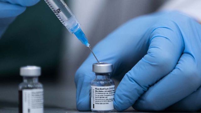 Ett israeliskt sjukhus ska börja vaccinera anställda med en fjärde dos vaccin. Arkivbild. Foto: Oded Balilty/AP/TT