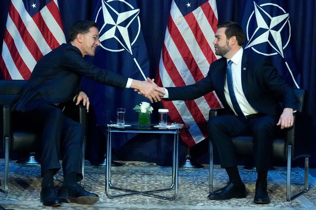 USA:s vicepresident JD Vance, till höger, skakade hand med Natos generalsekreterare Mark Rutte vid säkerhetskonferensen i München på fredagen. Matthias Schrader/AP/TT