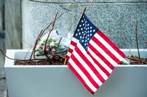 Blommor och en USA-flagga har lagts vid platsen där två nationalgardister skjutits. Foto: Cliff Owen/AP/TT