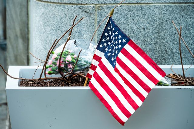 Blommor och en USA-flagga har lagts vid platsen där två nationalgardister skjutits. Foto: Cliff Owen/AP/TT