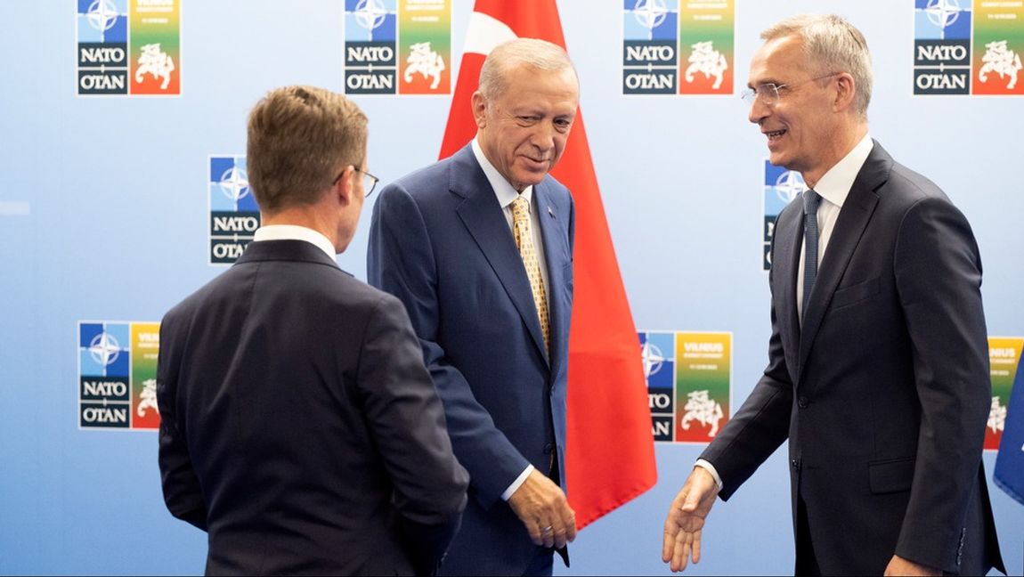 Turkiets president Recep Tayyip Erdogan vid ett tidigare möte med Natos generalsekreterare Jens Stoltenberg och Sveriges statsminister Ulf Kristersson (M) med ryggen mot kameran. Foto: Henrik Montgomery/TT