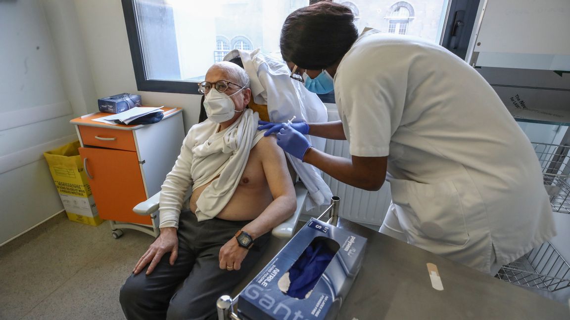 Vaccinering pågår mot covid-19 på ett sjukhus i Nanterre utanför Paris. Arkivfoto. Michel Euler/AP/TT