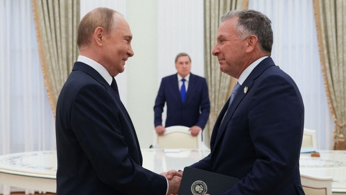 Rysslands president Vladimir Putin och USA:s sändebud Steve Witkoff möts i Kreml under onsdagen. Bild från Kreml. Gavriil Grigorov/Sputnik genom AFP/TT