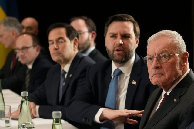 USA:s Ukrainasändebud Keith Kellogg, längst fram, bredvid vicepresident JD Vance i samband med säkerhetskonferensen i München på fredagen, då de mötte Ukrainas president Volodymyr Zelenskyj. Matthias Schrader/AP/TT