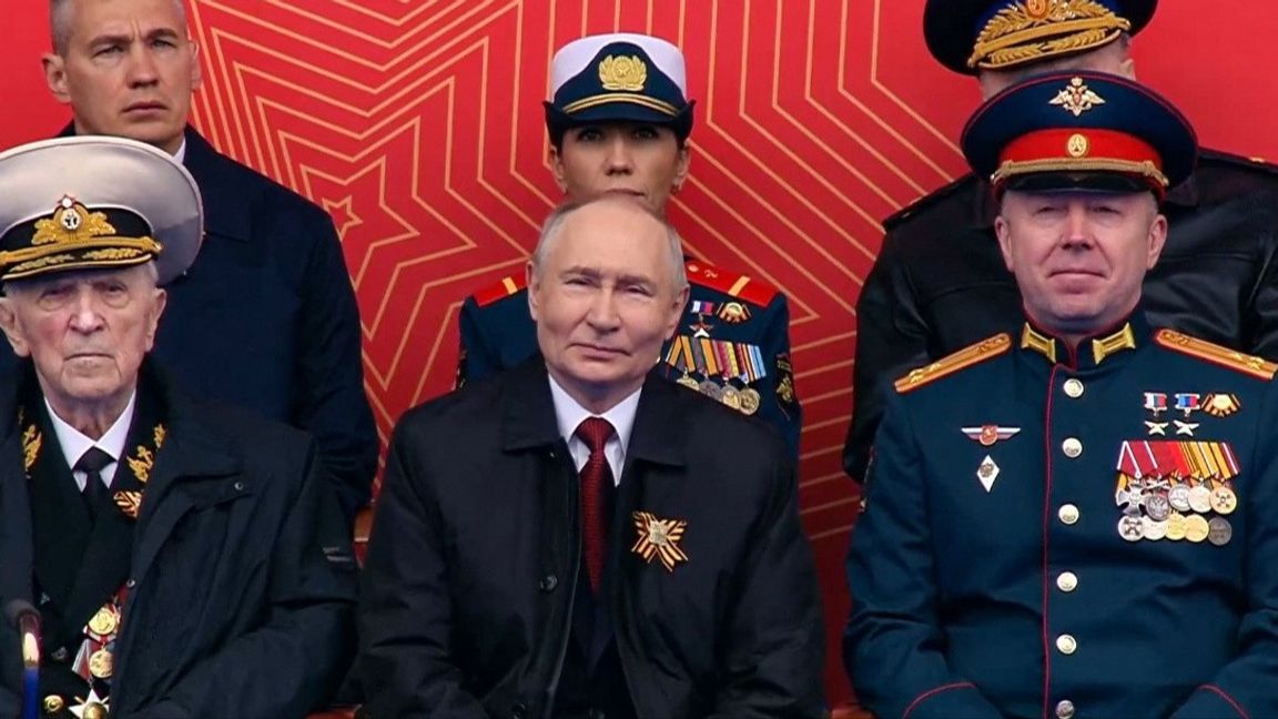 Rysslands president Vladimir Putin (i mitten) tittar på segerdagsparaden den 9 maj 2026. Foto: kremlin.ru