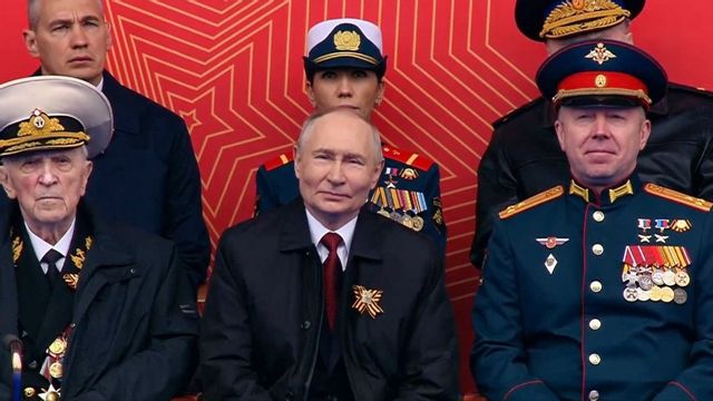 Rysslands president Vladimir Putin (i mitten) tittar på segerdagsparaden den 9 maj 2026. Foto: kremlin.ru