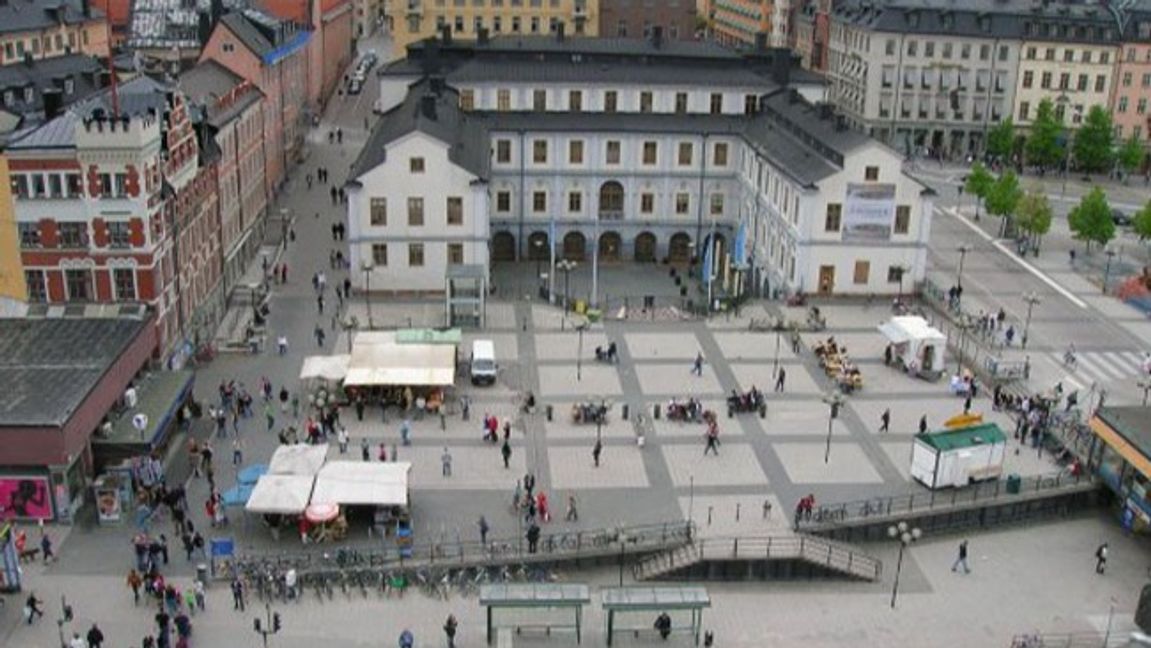 Ryssgården vid Slussen, som Moderaterna vill döpa om till Kyjivgården. Foto: Jordgubbe, CC BY-SA 2.0, via Wikimedia Commons.