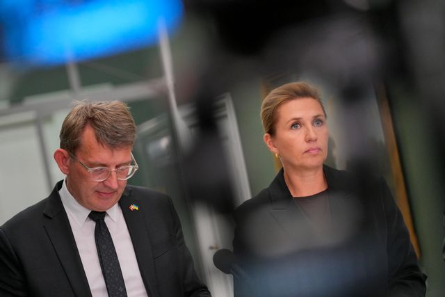 Försvarsminister Troels Lund Poulsen (V) och statsminister Mette Frederiksen (S). Foto: Emil Helms/Scanpix/TT