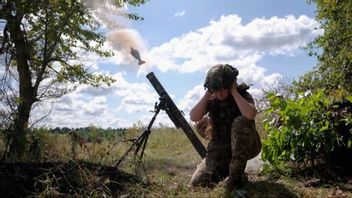 Ukrainsk kvinnlig granatkastarsoldat vid fronten i Sumyregionen. Foto: Bohdana Ljaskivska