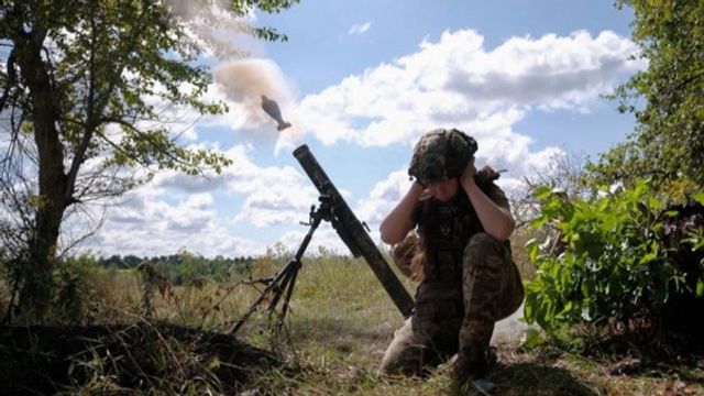 Ukrainsk kvinnlig granatkastarsoldat vid fronten i Sumyregionen. Foto: Bohdana Ljaskivska