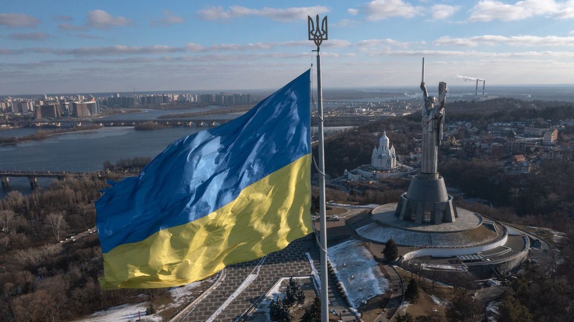 Ukrainska flaggan i huvudstaden Kiev. Foto: Efrem Lukatsky/AP/TT