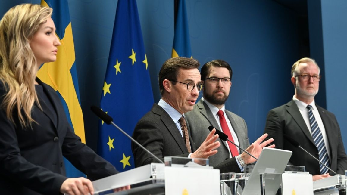 Statsminister Ulf Kristersson (M), energi- och näringsminister Ebba Busch (KD), arbetsmarknads- och integrationsminister Johan Pehrson (L) samt Sverigedemokraternas partiledare Jimmie Åkesson (SD) håller pressträff för att presentera ett nytt trygghetspaket kopplat till Tidöavtalet. Foto: Fredrik Sandberg/ TT 