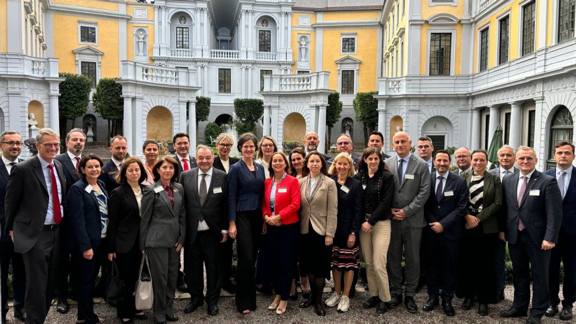 I torsdags tog Anna Kinberg Batra emot en stor delegation från EU och gav middag i egenskap av landshövding. Hon meddelade att hon inte hade några planer på att avgå. Mindre än ett dygn senare fick hon sparken. Foto från X