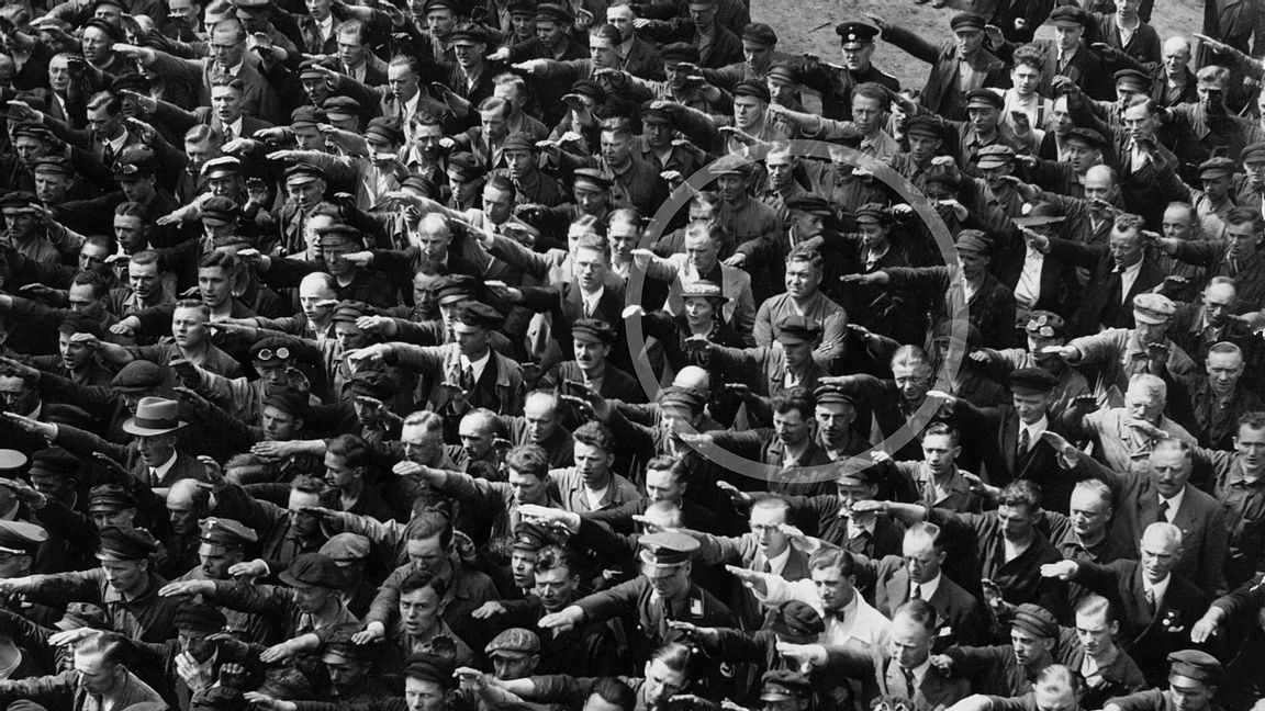 Otaliga identifierar sig med August Landmesser. Men när grundläggande demokratiska rättigheter hotas så väljer de lugn och ro framför demokrati. Foto: Photographer unknown, public domain. 