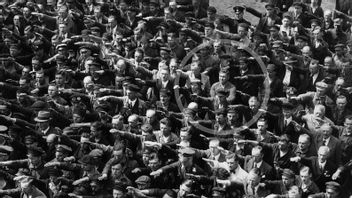 Otaliga identifierar sig med August Landmesser. Men när grundläggande demokratiska rättigheter hotas så väljer de lugn och ro framför demokrati. Foto: Photographer unknown, public domain. 
