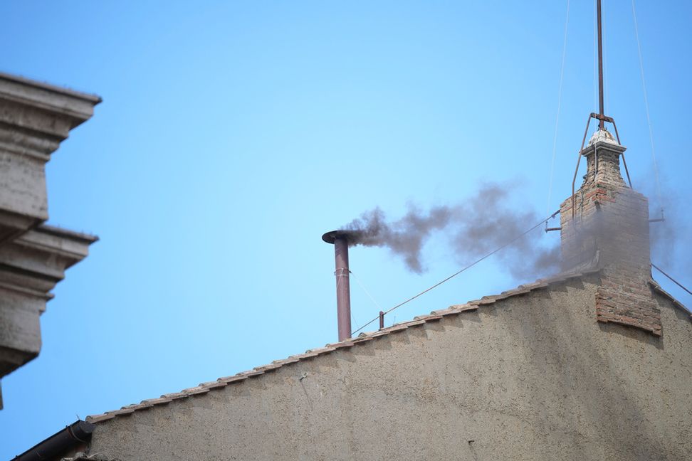 Svart rök väller ut ur Sixtinska kapellets skorsten på torsdagen. Foto: Andrew Medichini/AP/TT