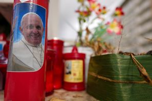 Blommor och ljus utanför sjukhuset Gemelli i Rom, där påven vårdas. Andrew Medichini/AP/TT