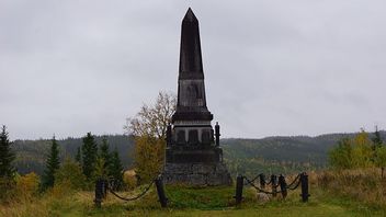 Karolinermonumentet i Duved en snöfri dag. Foto: Wikipedia