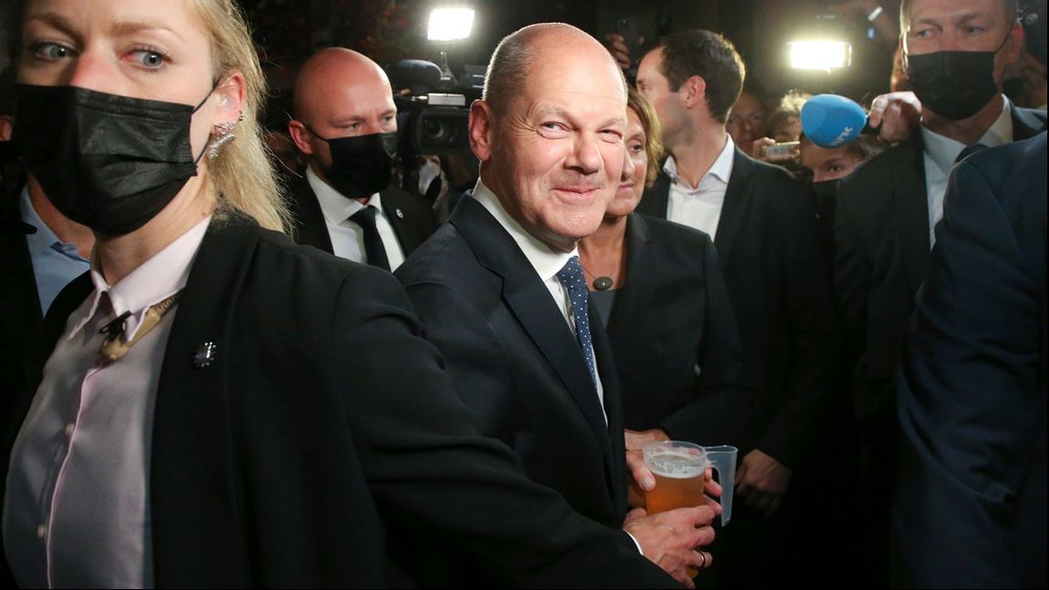 Olaf Scholz, SPD:s kandidat som förbundskansler, tar en öl under valvakan. Foto: Wolfgang Kumm/AP