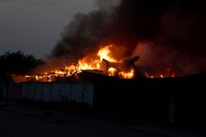 Bränder utbröt i Kiev under natten, efter att Ryssland avfyrat drönare mot den ukrainska huvudstaden. Foto: Efrem Lukatsky/AP/TT